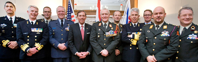 16-03-2012 | Marco Kroon aanwezig bij uitreiking onderscheiding aan Amerikaans generaal b.d. Petraeus