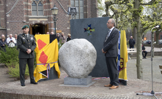 04-05-2015 | Marco Kroon onthult monument voor oud-verzetsstrijder Cor van Bemmel