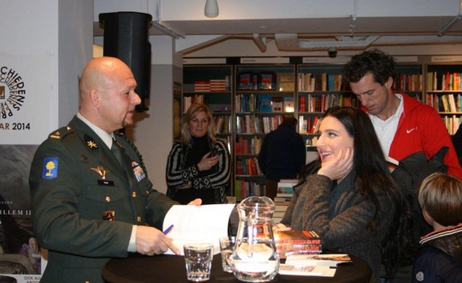 07-12-2014 | Signeersessie bij boekhandel van Piere