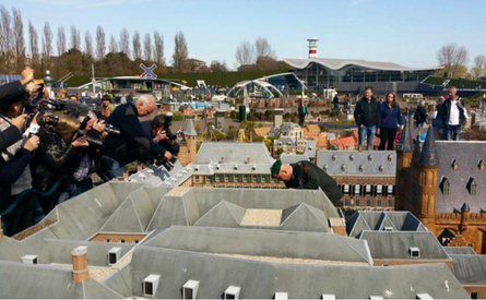 21-04-2016 | Marco Kroon plaatst miniatuur van hemzelf op Binnenhof Madurodam